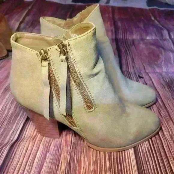 Journee Collection woman's green Ankle boots sz 10 - Picture 4 of 6